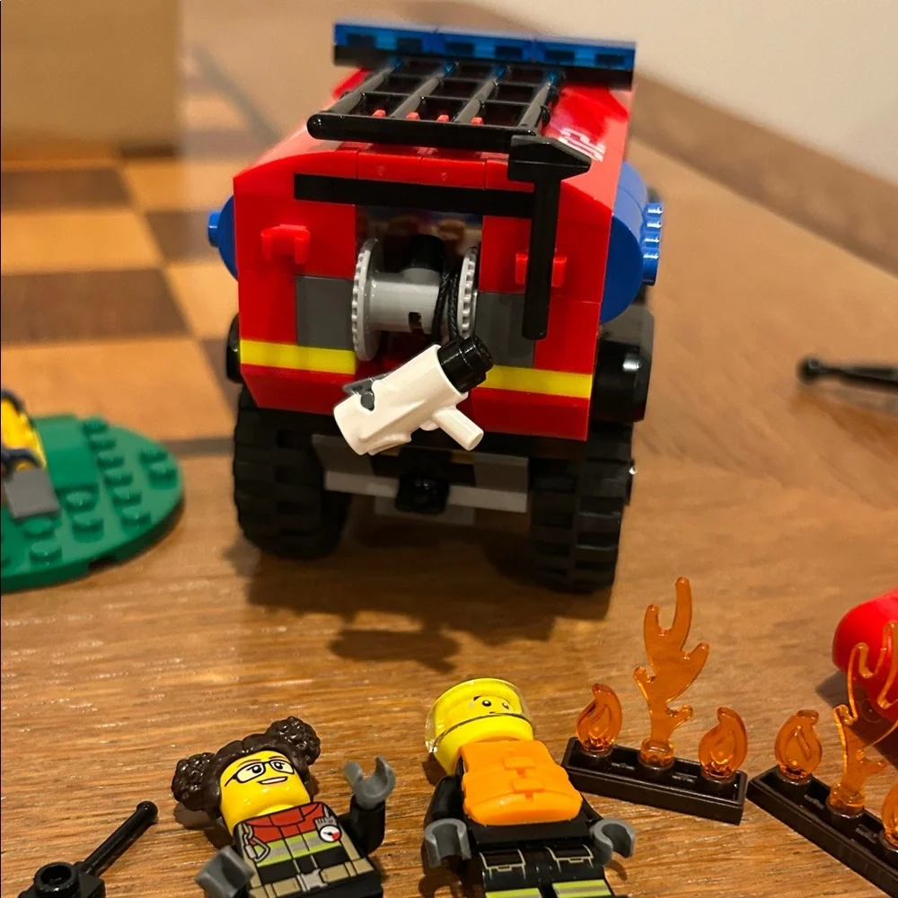 LEGO 60412 4x4 Fire Truck with Rescue Boat retired - Picture 8 of 16